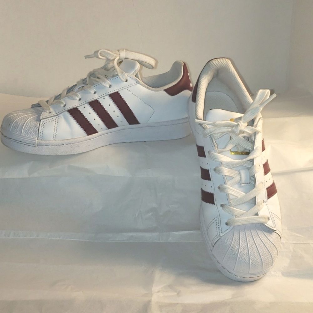 Woman's Classic Adidas Superstar Tennis Shoes Size 5.5‎